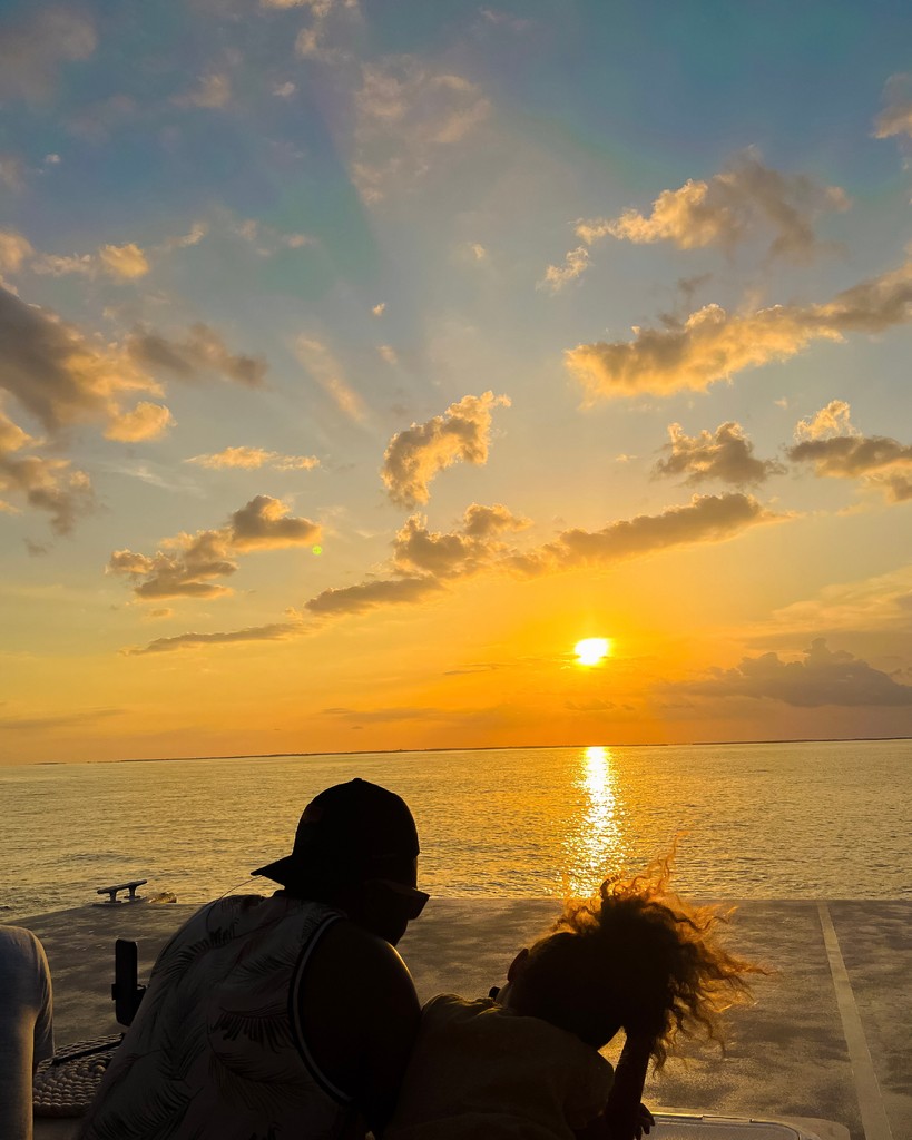 Catch the magic of our Sunset Cruises! 🌅 Book your spot now and enjoy breathtaking views of Islamorada 

#robbies #floridakeys #islamorada #snorkel #adventure #lighthouse #fishing