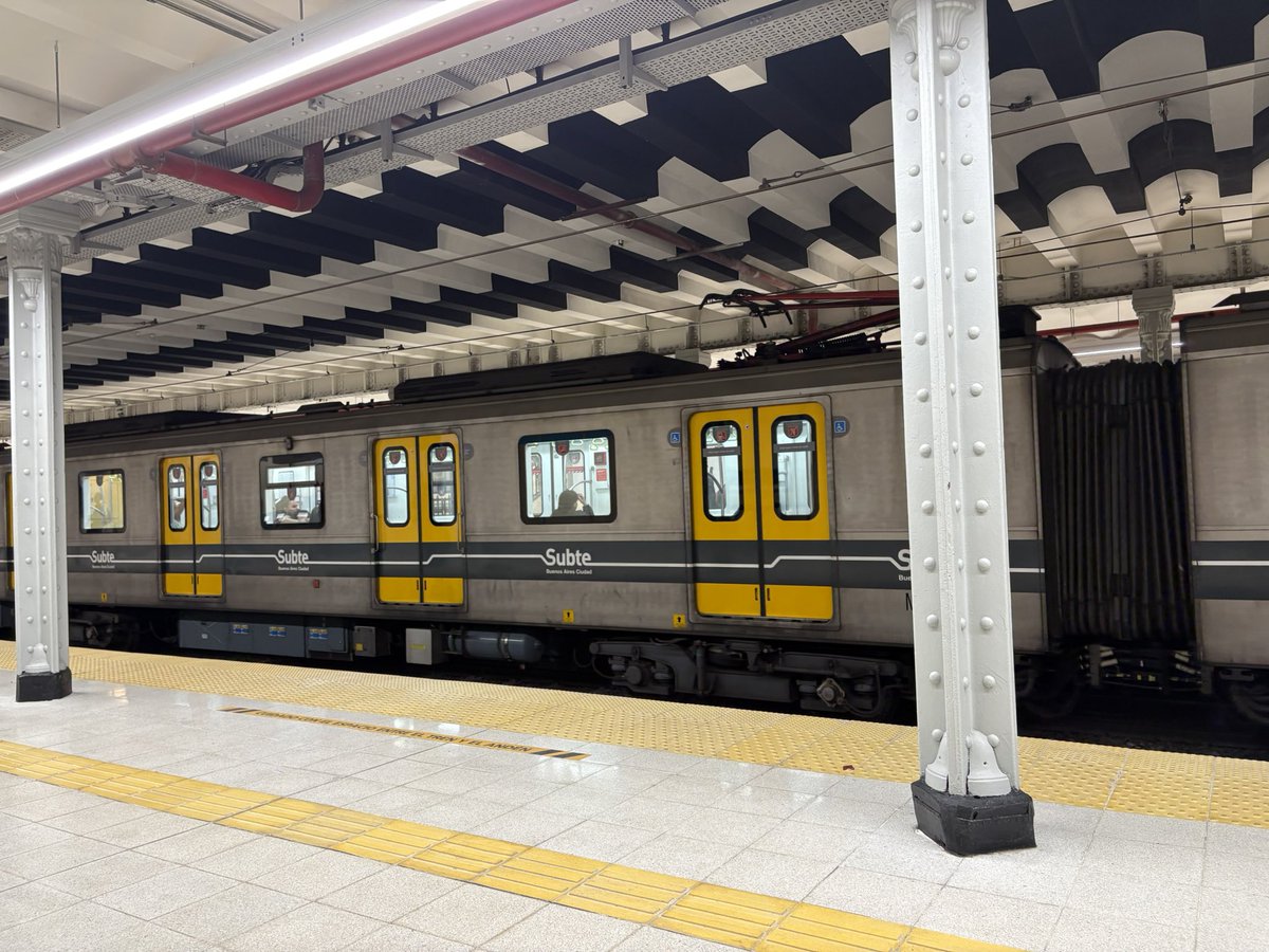 solojos98's tweet photo. Volvió a abrir la Estación Lima - Linea A https://t.co/7oFIgzArY6