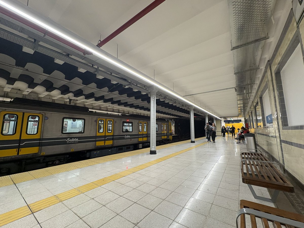 solojos98's tweet photo. Volvió a abrir la Estación Lima - Linea A https://t.co/7oFIgzArY6