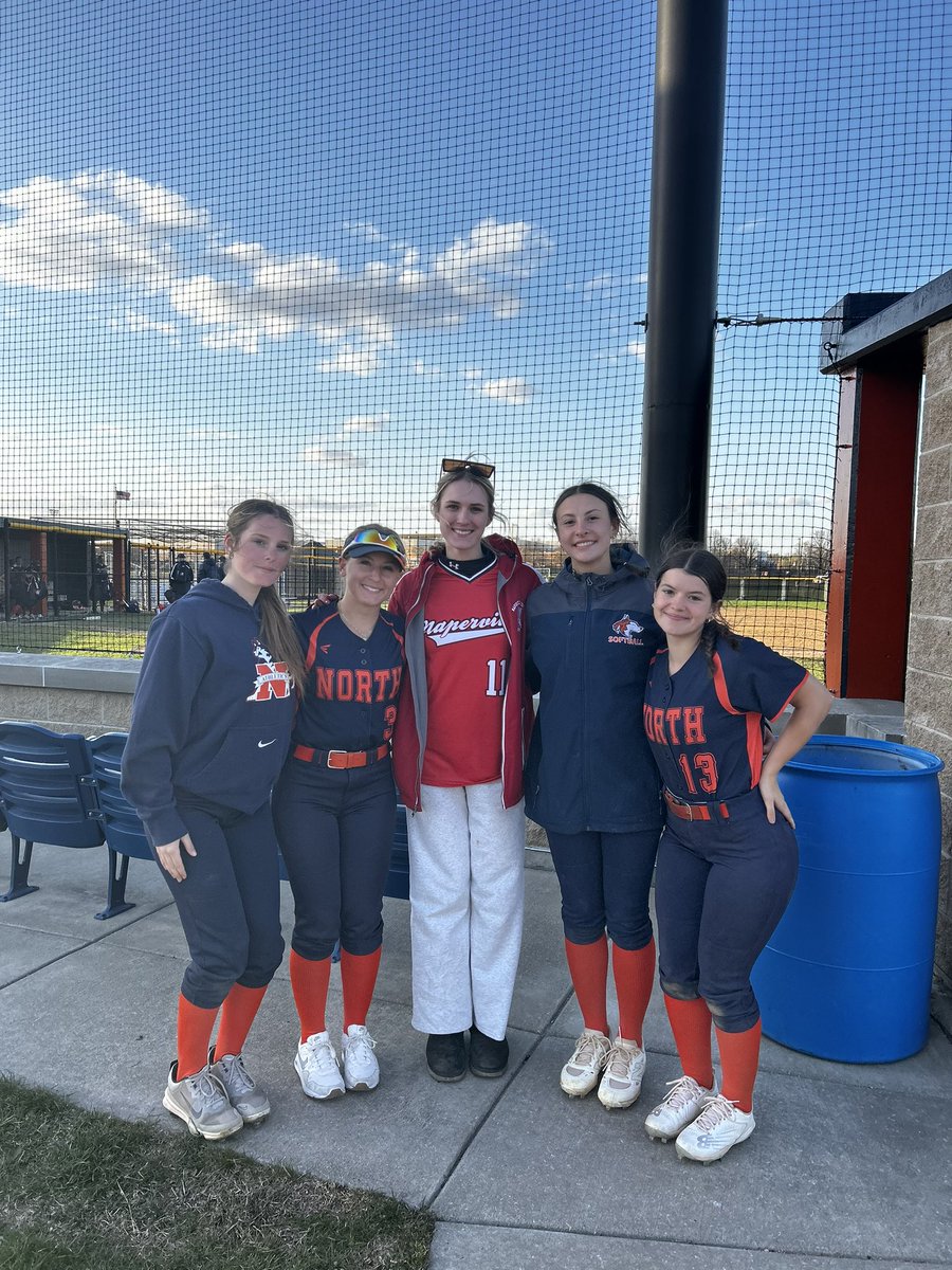 Always a good day when you get to see the people you started softball with. Great game huskies, can’t wait till next time❤️💙