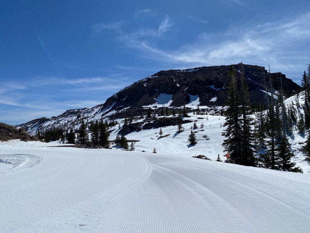 RadSmithSki's tweet photo. We took a quick weekend trip, far to the south to take a peep at one of my next projects. Can anyone with sharp eyes name this unique peak or the truly singular ski area it looms above?

#Skiing #TrailMap #SkiUtah #Snowboarding #SpringSkiing https://t.co/zsbg8gTtbM
