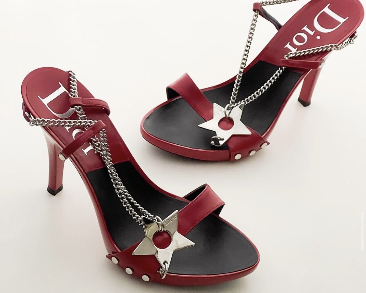 sororitevintage's tweet photo. Michiko Milandro wearing Dior S/S 2004 hardcore heels in the Japanese anime Michiko &amp; Hatchin (2008) ⛓️ https://t.co/GvwVRzkyB1