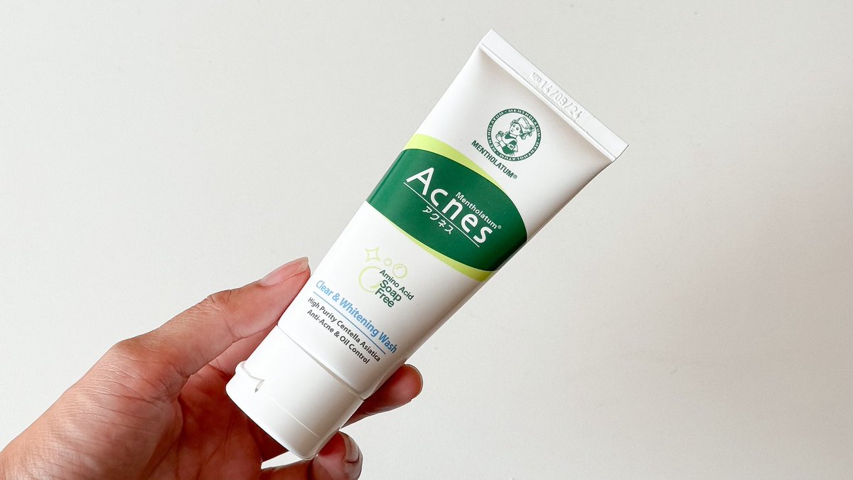 Mentholatum Acnes Clear & Whitening Wash ✨ เป็นโฟมล้างหน้าตัวช่วยที่ทำให้สิวลดลง และ รอยสิวดีขึ้น ใช้แล้วรู้สึกว่าผิวดูใสขึ้นด้วย น่าจะเพราะเขาใส่ Vit C เข้ามาช่วย คือล้างสะอาดมาก ขจัดสิ่งสกปรกได้ล้ำลึก เป็นโฟมผสม BHA ที่อ่อนโยนต่อผิวนะ ไม่ทำให้แห้งตึง ได้มาจาก 7-11 ค่ะ ไปตำ 🥰
#โฟมลดสิวเซเว่น #โฟมล้างหน้า #เมนโทลาทั่มแอคเน่ส์