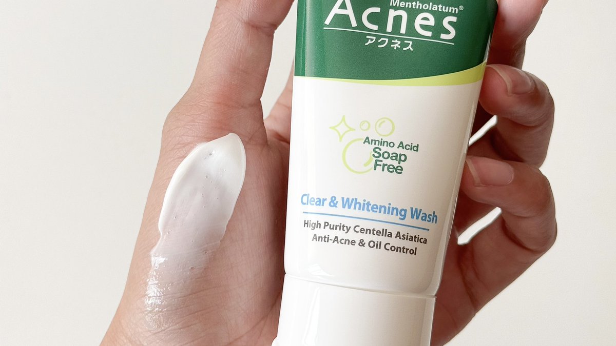 Mentholatum Acnes Clear & Whitening Wash ✨ เป็นโฟมล้างหน้าตัวช่วยที่ทำให้สิวลดลง และ รอยสิวดีขึ้น ใช้แล้วรู้สึกว่าผิวดูใสขึ้นด้วย น่าจะเพราะเขาใส่ Vit C เข้ามาช่วย คือล้างสะอาดมาก ขจัดสิ่งสกปรกได้ล้ำลึก เป็นโฟมผสม BHA ที่อ่อนโยนต่อผิวนะ ไม่ทำให้แห้งตึง ได้มาจาก 7-11 ค่ะ ไปตำ 🥰
#โฟมลดสิวเซเว่น #โฟมล้างหน้า #เมนโทลาทั่มแอคเน่ส์