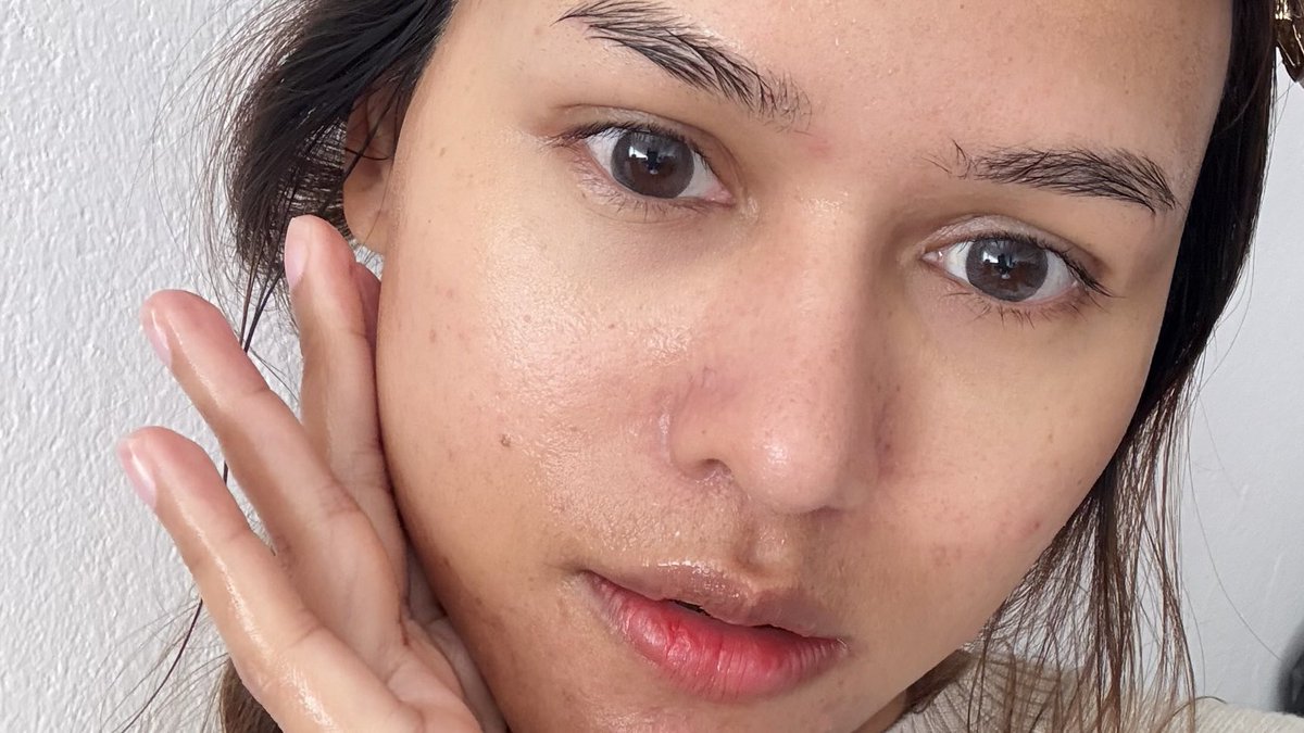 Mentholatum Acnes Clear & Whitening Wash ✨ เป็นโฟมล้างหน้าตัวช่วยที่ทำให้สิวลดลง และ รอยสิวดีขึ้น ใช้แล้วรู้สึกว่าผิวดูใสขึ้นด้วย น่าจะเพราะเขาใส่ Vit C เข้ามาช่วย คือล้างสะอาดมาก ขจัดสิ่งสกปรกได้ล้ำลึก เป็นโฟมผสม BHA ที่อ่อนโยนต่อผิวนะ ไม่ทำให้แห้งตึง ได้มาจาก 7-11 ค่ะ ไปตำ 🥰
#โฟมลดสิวเซเว่น #โฟมล้างหน้า #เมนโทลาทั่มแอคเน่ส์