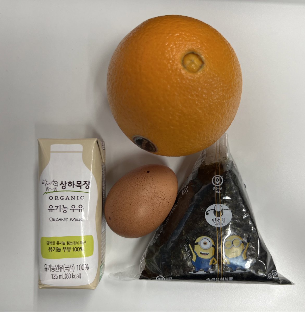 fz19's tweet photo. 수제참치삼각김밥/구운계란/유기농우유/블랙라벨오렌지 https://t.co/pBZVtnYl7N