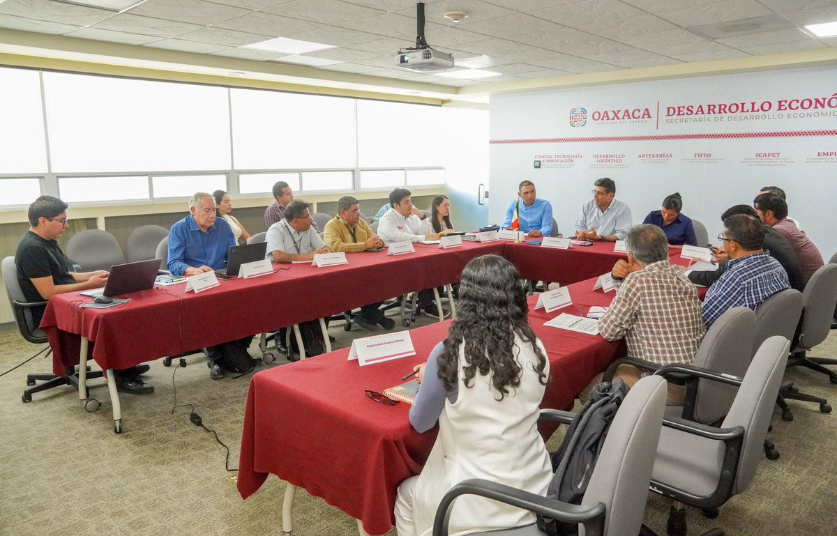 Gil_MG's tweet photo. En compañía del jefe de departamento de Cartografía Digital, Ing. Homero Laredo, asistimos a mesa técnica del Programa Nacional de Vivienda para el Bienestar en el Estado de Oaxaca, convocada por el secretario de Desarrollo Económico, @RaulRuizRobles, https://t.co/n9L2L4kGad