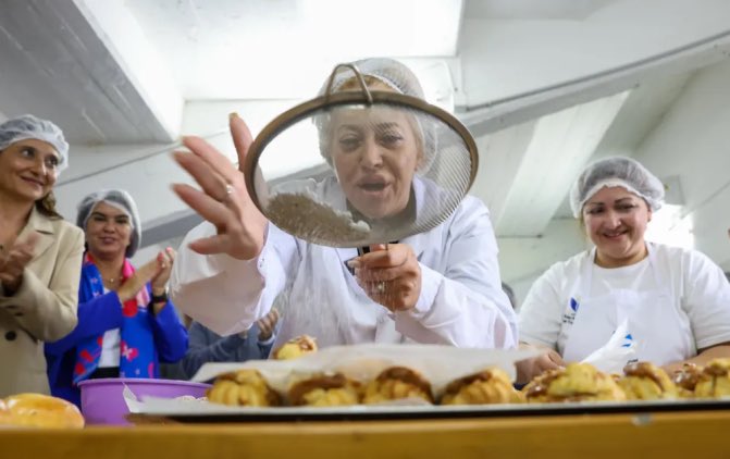 Josecitors's tweet photo. TENDENCIA DE NOTICIAS| @RossanaChahla: "A mí los comedores no me gustan; me gusta la familia en su casa” 
Con un fuerte mensaje, la intendenta de la Capital inauguró este lunes la Panadería Municipal, donde se fabricarán productos panificados que luego serán distribuidos entre familias de sectores vulnerables de la capital. 

🗣️ “Esto no es para los oportunistas, no vengo a dar bolsones ni a repartir a los comedores. La gente necesita que les llevemos comida a su casa”, expresó.

📲 https://t.co/HWM7sBvtll