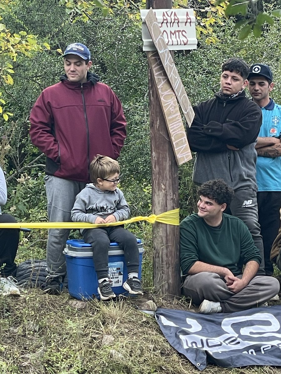 DiegoteSimracer's tweet photo. Muchos arrancamos asi. Mi papa me llevo desde muy chiquito a los rallys y cuando los vi a ellos ahi fue inevitable recordar el primer rally al que fui. 

No se quienes son pero me parece un momentazo para tenerlo guardado para toda la vida ❤️ https://t.co/CJ4vL9895i