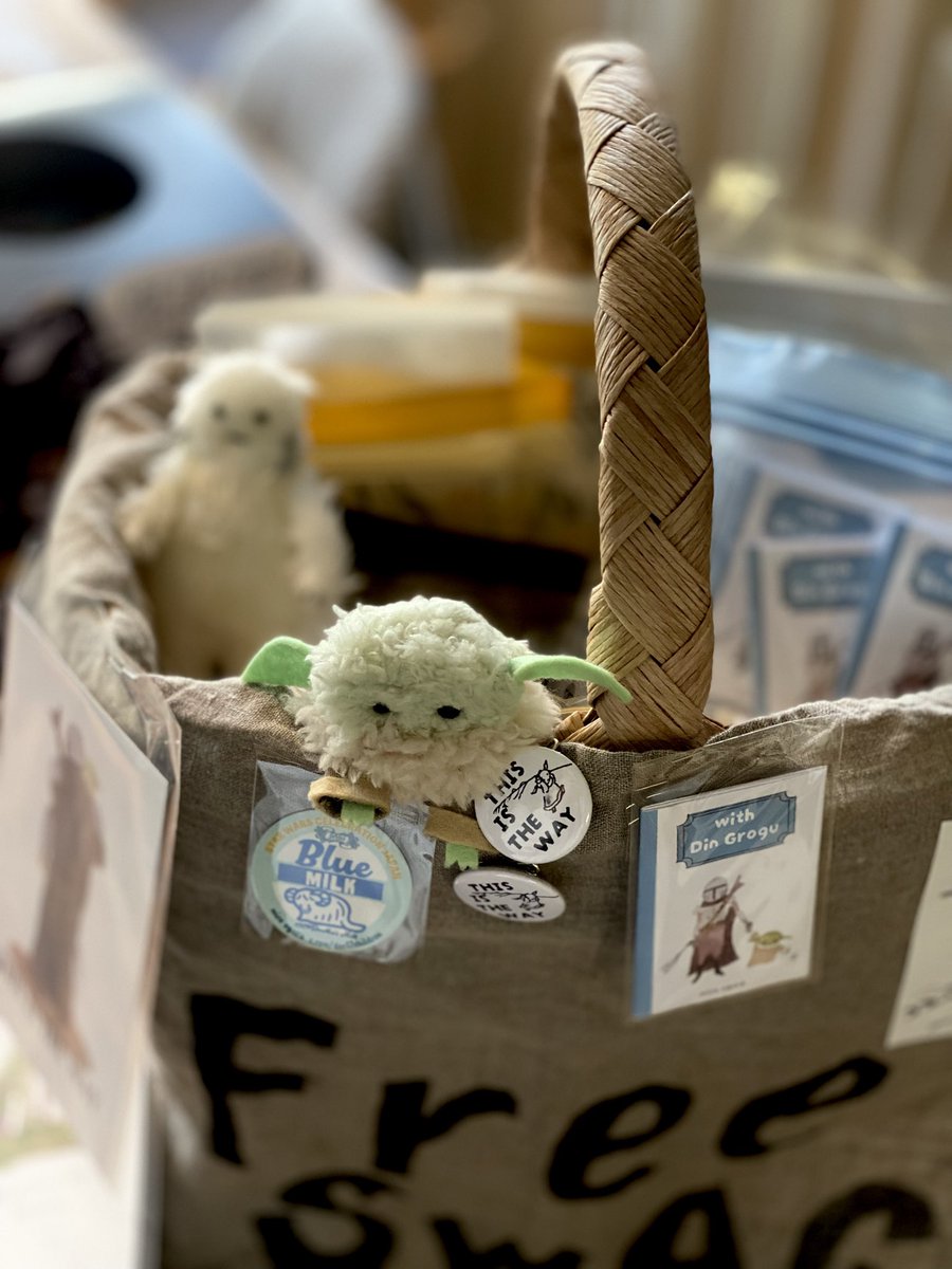 I'm ready for SWAG. I have this basket and a box of OMIKUJI. I'm not good at English, but if you see me, please say hello Mico."ヽ(ˇ◡ˇღ)
SWAGはこのカゴに入れて持ち歩いています。グローグーとワンパも一緒にいますので、ぜひ見かけたら声をかけてくださいね♡ いよいよ #SWCJ2025 #SWAG