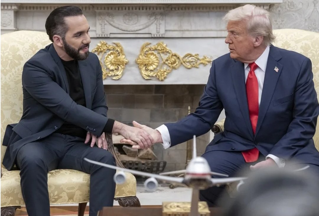 ¡Ey, gente! Bukele ya llegó a los Estados Unidos, parece que fue a cobrar su billete en efectivo.

¡A ver si le rinden cuentas! 💸🇻🇪

#SemanaSantaEnFamilia ❤️