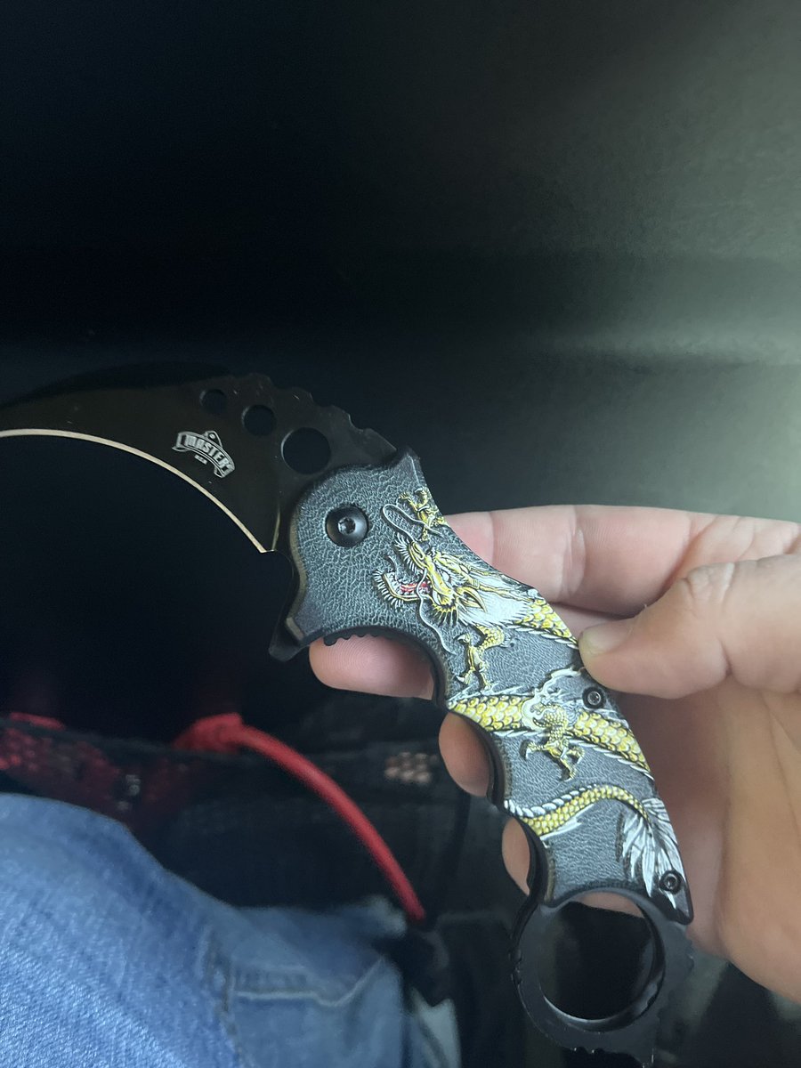 Furry6Meep's tweet photo. Bought a Karambit, already nicked myself spinning it on my finger lol https://t.co/qTf9ACsgaG