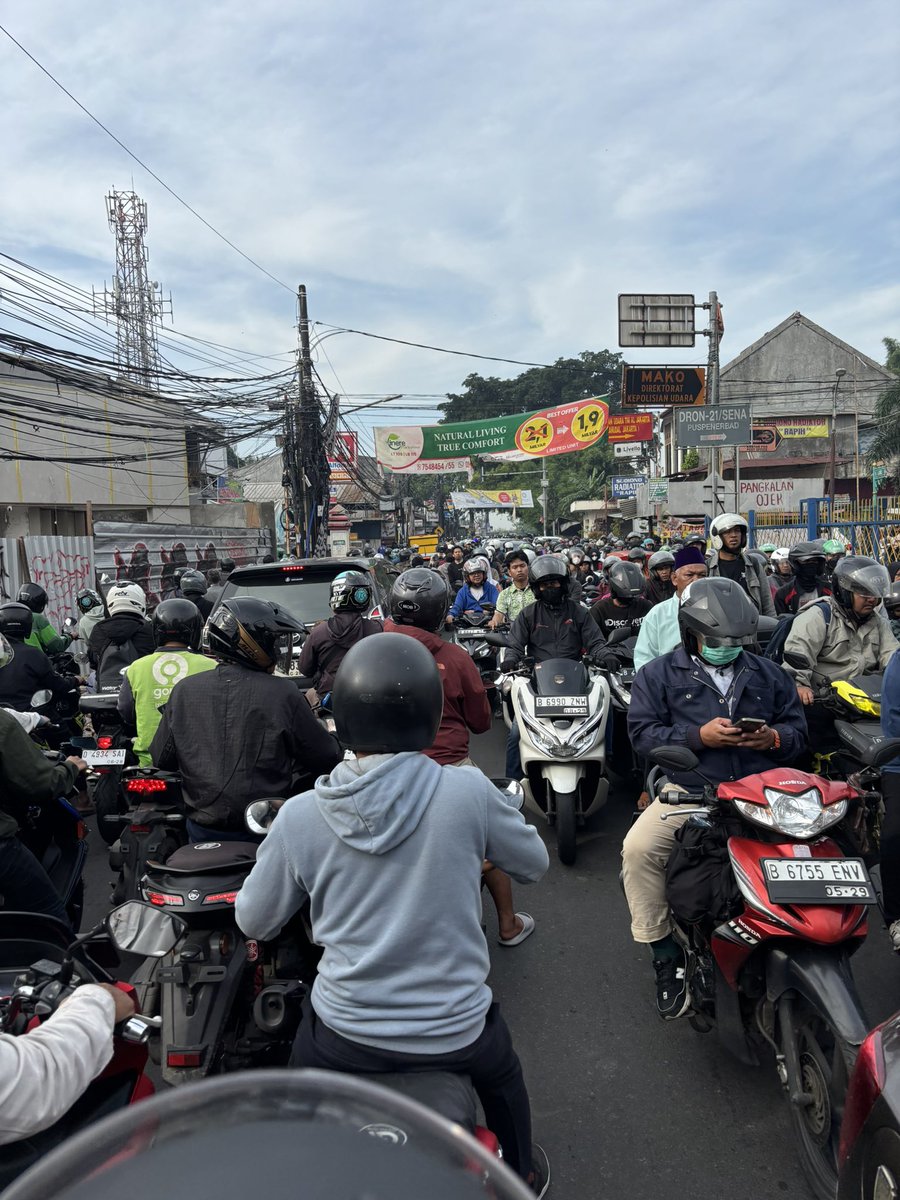 FaozanAmar's tweet image. Kemacetan di perempatan lapangan terbang Pondok Cabe Tangerang Selatan. Mohon bantuan petugas @TMCPoldaMetro @RadioElshinta #macet