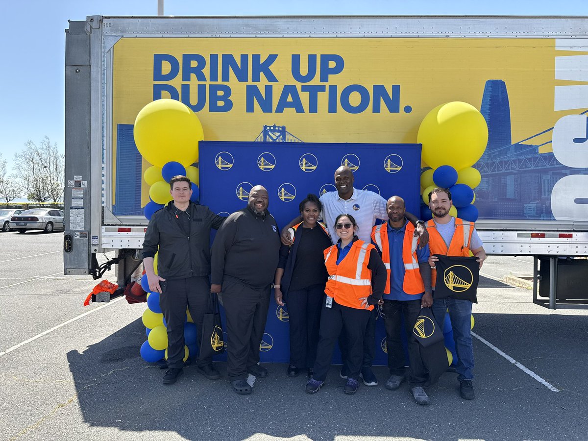 afoyle3131's tweet photo. What a great day with the awesome folks from Pepsi cheering on the Dubs for the playoff tipoff! Letโs go Warriors!
#DubNation #Pepsi #AdonalFoyle #WarriorsCommunity https://t.co/arSIhYtV5Q