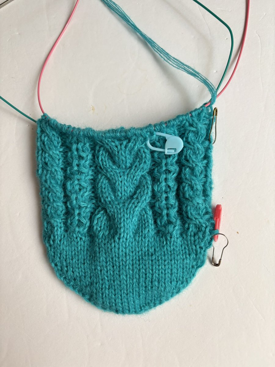 midori_san's tweet photo. #サーミックセレクト の靴下進捗
模様は「Patterns 風工房のお気に入り棒針模様200」(ISBN9784529051545)のCable&Aran no.16の中央部分から拝借
うおおおぉぉぉかわいいーー!模様くっきり!簡単で覚えやすい模様なのにめっちゃカワイイ!風工房さん流石すぎる! https://t.co/HUFg9s3dvB