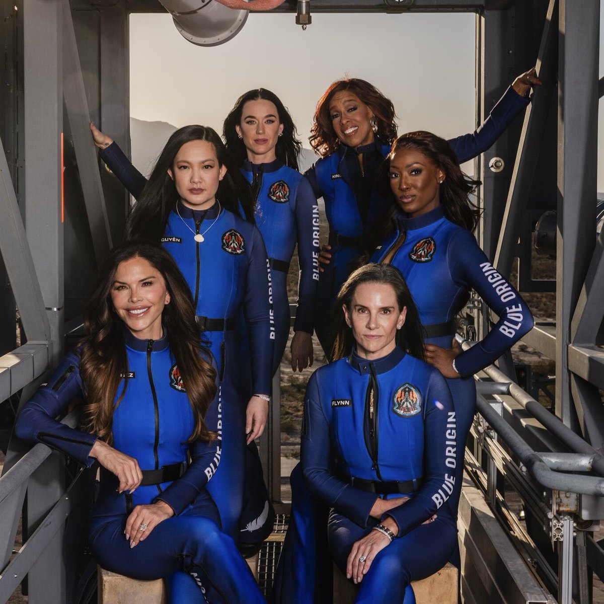 musicnewsfactpl's tweet photo. Emily Ratajkowski krytykuje kilkuminutowy lot rakiety Blue Origin

"Mówicie, że zależy wam na Matce Ziemi i lecicie w kosmos statkiem zbudowanym przez firmę, która niszczy planetę. Spójrzcie na stan świata i pomyślcie, ile pieniędzy kosztowało wysłanie tych kobiet w kosmos" https://t.co/0JMTNybfD7
