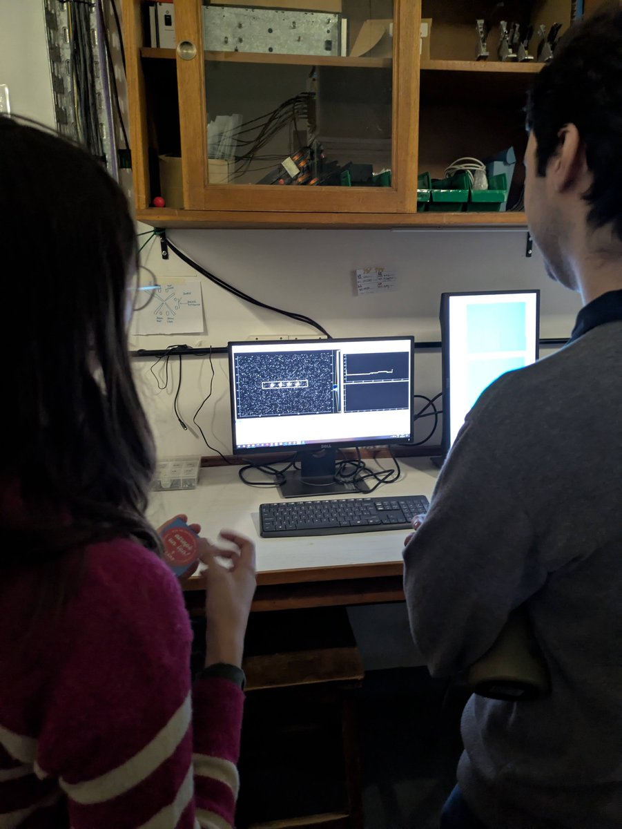 liaf_quantum's tweet photo. Hoy celebramos el #DíaInternacionalDeLaCuántica recibiendo a estudiantes que visitaron el LIAF, ¡y atraparon un ion en vivo! ⚛️ Además compartieron charlas y experiencias con nuestro equipo de estudiantes. ¡Gracias por la visita y la curiosidad! #WorldQuantumDay https://t.co/4Nz6rnZTPa