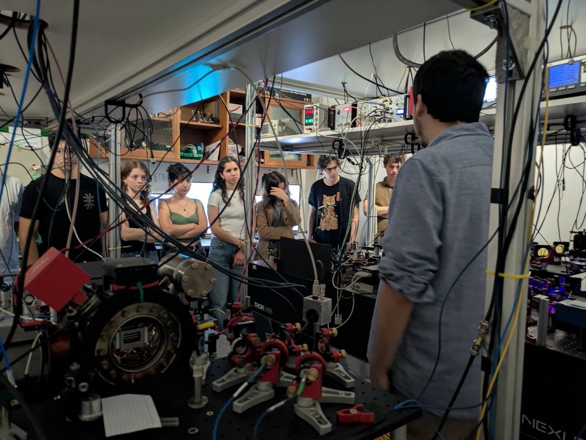 Hoy celebramos el #DíaInternacionalDeLaCuántica recibiendo a estudiantes que visitaron el LIAF, ¡y atraparon un ion en vivo! ⚛️ Además compartieron charlas y experiencias con nuestro equipo de estudiantes. ¡Gracias por la visita y la curiosidad! #WorldQuantumDay