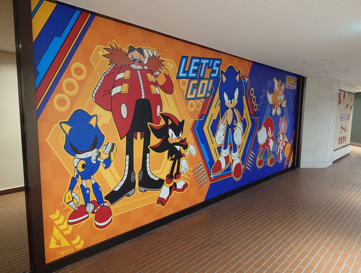 GWに京都に行く予定のある方いらっしゃいますか？🙋

少し前に、エディオン京都河原町店の壁面に、エディオンのカラーを基調とした背景に、ソニックたちのワクワク感とクールさが際立つデザインが施されました😆🙌

ぜひ思い出の1枚として撮影に訪れてみるのはいかがでしょうか？