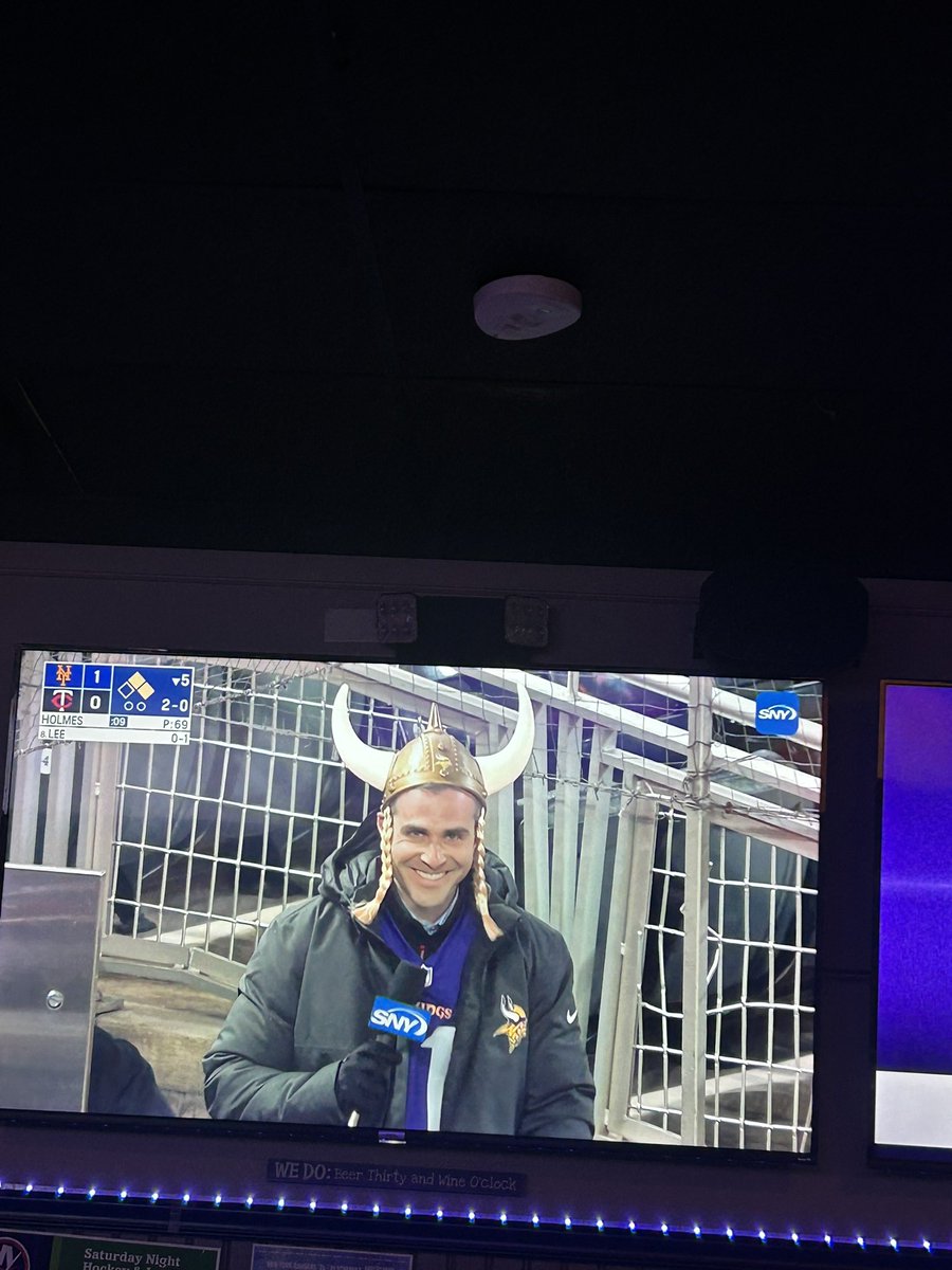 Jets57's tweet photo. What’s up with the Vikings apparel @SteveGelbs #Vikings #Jets https://t.co/6Dmf6jAj6M