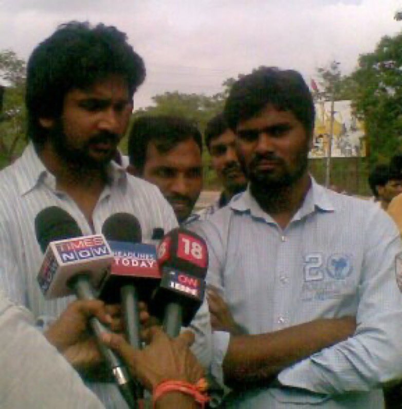 Rohith4TG's tweet image. #Thread3 

ఉద్యమం సమయం లో పక్కకే ఉన్న కేటీఆర్, బాల్క సుమన్ , గాదరి కిషోర్ , క్రిశాంక్ , శ్రీనివాస్ యాదవ్ అందరూ చూస్తుండగానే బాగుపడ్డారు.. 

కానీ డిగ్రీ చదువుతున్న సమయం నుండే ఈరోజు వరకు 14 ఏళ్ళు కష్ట పడ్డ శ్రీ కుమార్ గారికి ఎం గక్కింది ?? కేసు లతో నరకం తప్ప..