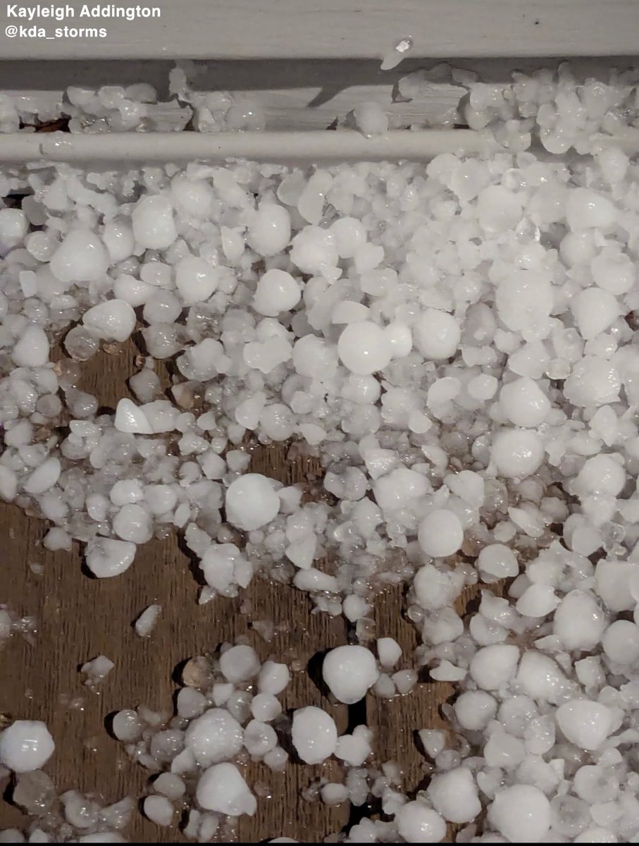 kda_storms's tweet photo. Pea-quarter size hail in Lexington, VA this evening. #vawx https://t.co/KLBJTTCW0Y