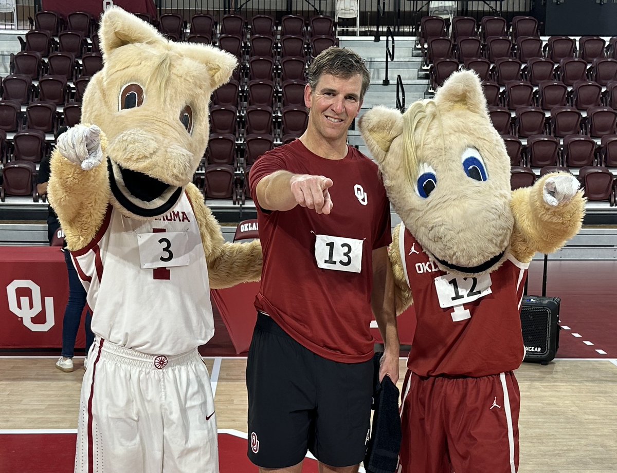 Look who we met today! The one, the only, Eli Manning! ☝️🤩