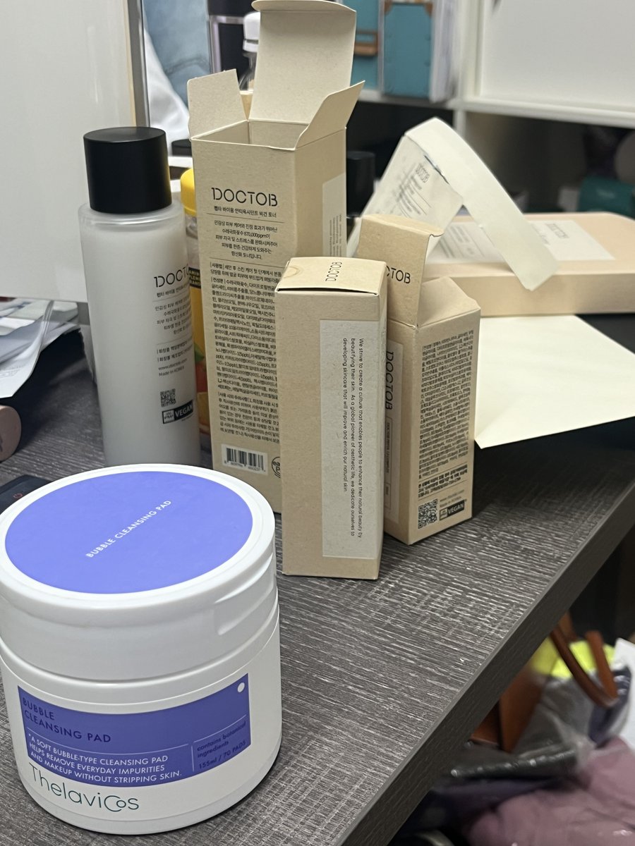 THEMOGAN_'s tweet photo. HEY GUYS!! ✨ LOOK AT HERE!! you can trust our cosmetics because, we really use &amp; test them first before selling actually now too 😎 she is my boss,, she test for face sheet now😋#cosmetic #skincare #realreview https://t.co/DVYtYYEpGm