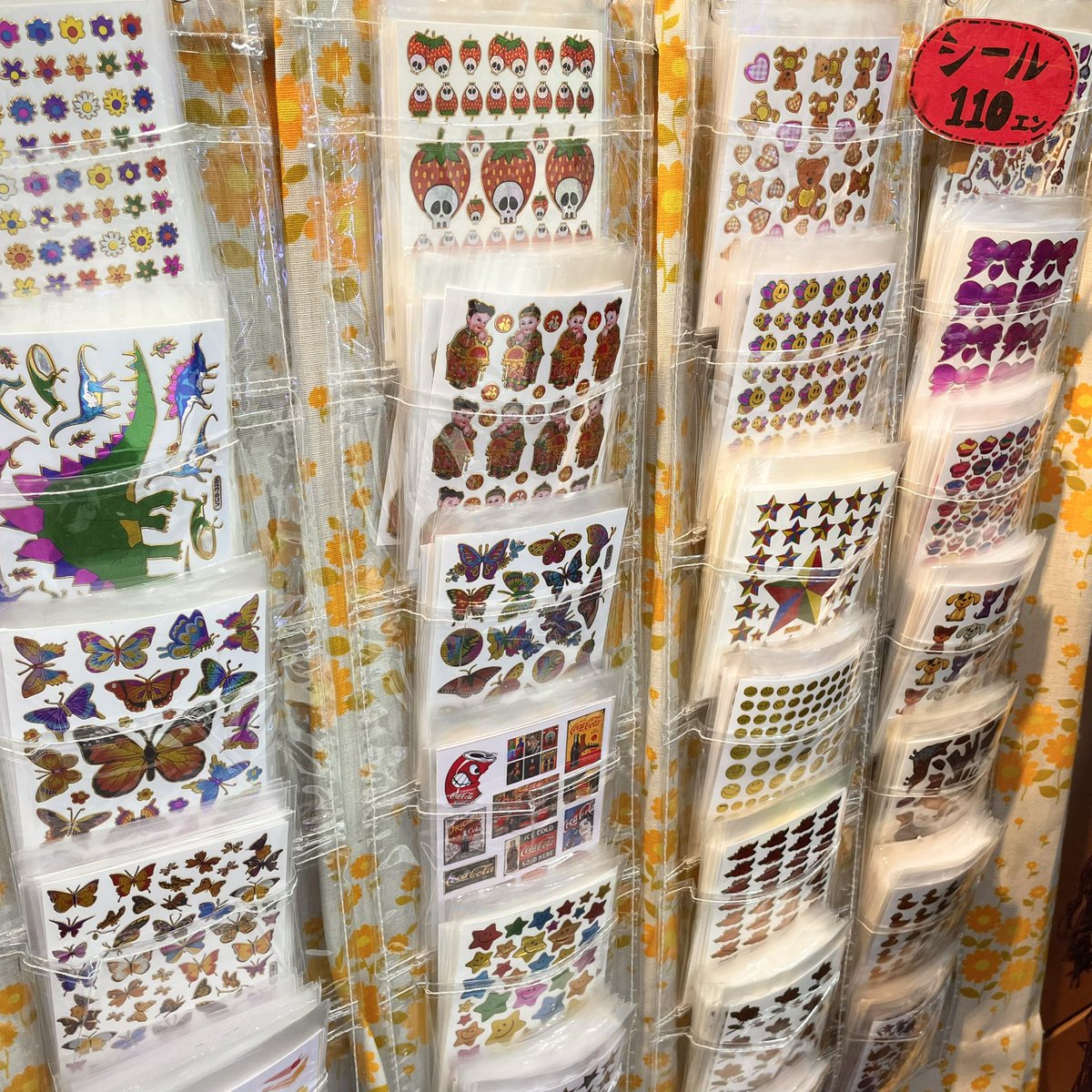 おはようございます！
3びきの子ねこ仙台店オープンしました！
お洋服、アクセサリーの他にも
シール、ワッペン、ポーチ、缶バッチ
などもご用意してます🌼🐔💚
本日もご来店お待ちしてます〜！