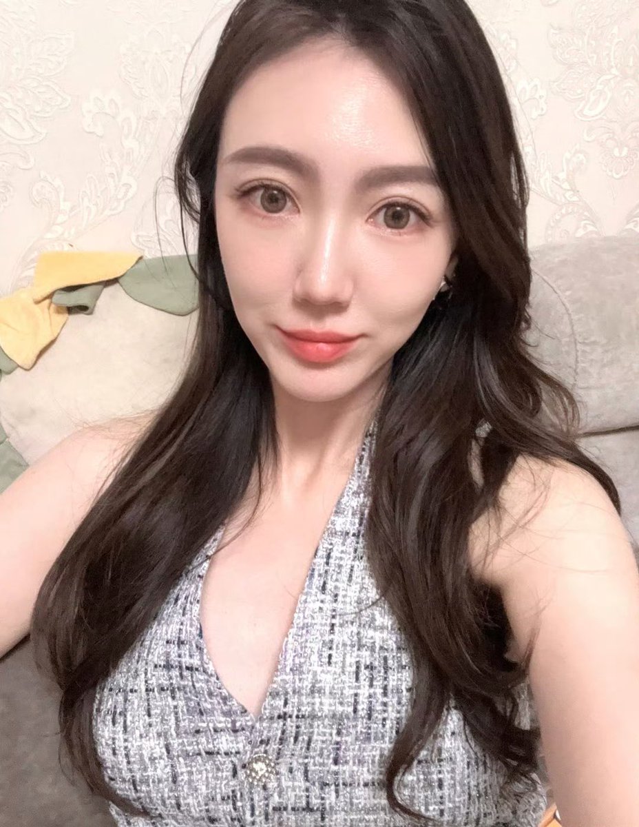 sharkface2024's tweet photo. 英语老师是骚货的重灾区（已欣赏此人内部，王妃身材，户型肥美，晶莹透亮，因此不做面相分析了） https://t.co/aeXGMESs8j