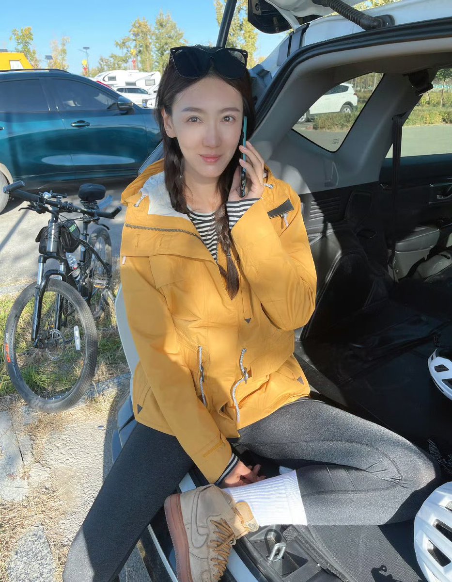 sharkface2024's tweet photo. 英语老师是骚货的重灾区（已欣赏此人内部，王妃身材，户型肥美，晶莹透亮，因此不做面相分析了） https://t.co/aeXGMESs8j