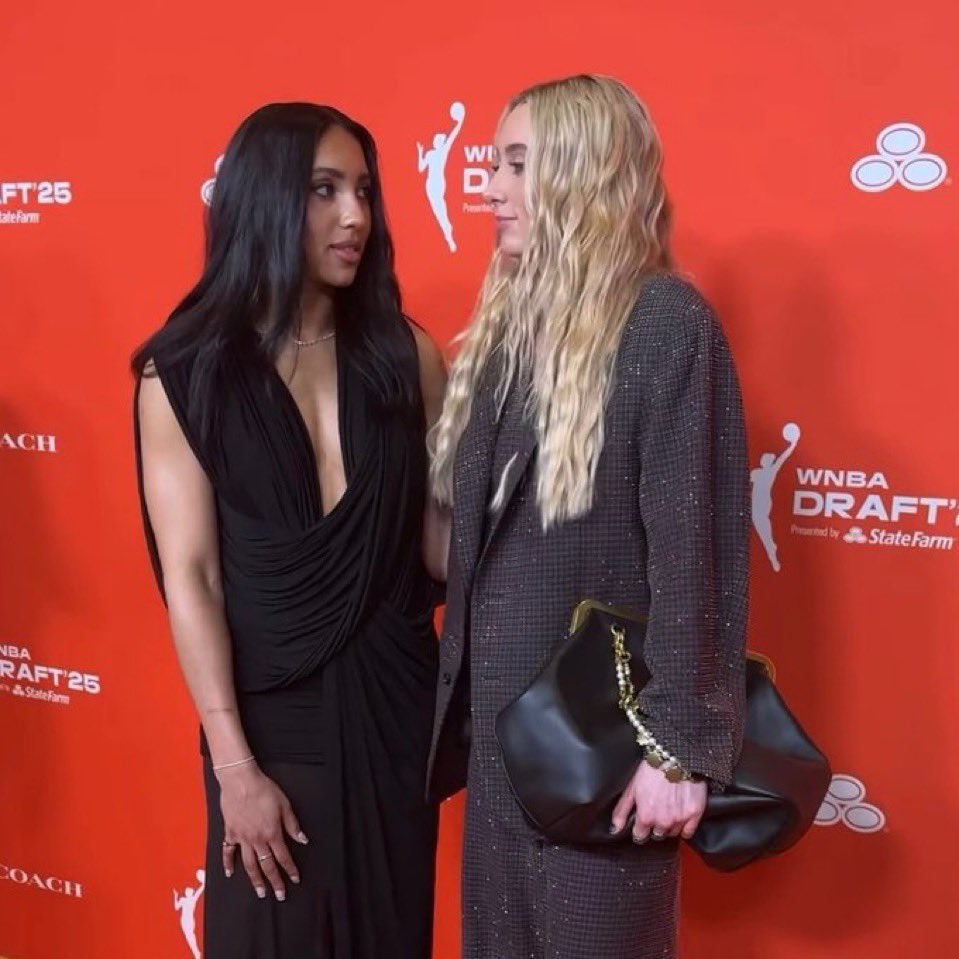 njzfcb's tweet photo. paige bueckers and azzi fudd.

that’s it. that’s all i gotta say. https://t.co/qUU3YEJwme