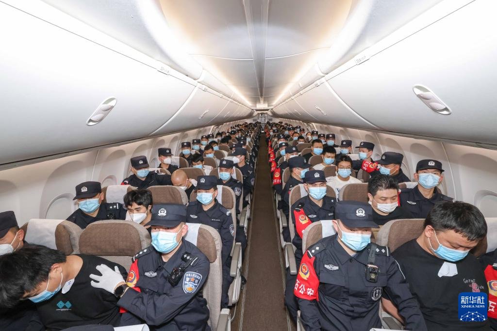 CyberScamWatch's tweet photo. CAMBODIA/CHINA: 130 people deported to China after being detained in raids on online scam sites. https://t.co/sxjfttlEwi https://t.co/DfGffFTb1K