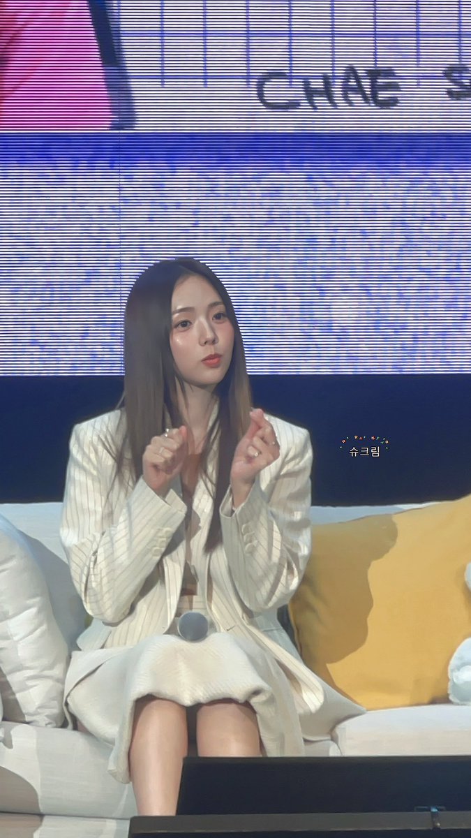 starcsb_cream's tweet photo. 250411 채수빈 CHAESOOBIN TAIPEI FANMEETING SOOBIN’s Shining Moments

수어수빈
🤙🤟 🤜🤏
call me I love you ?? 

#채수빈 #CharSoobin #蔡秀彬 https://t.co/bq99vzcqdU