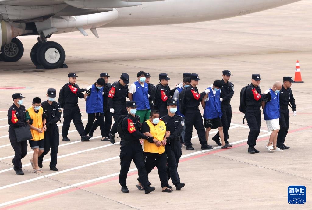 CyberScamWatch's tweet photo. CAMBODIA/CHINA: 130 people deported to China after being detained in raids on online scam sites. https://t.co/sxjfttlEwi https://t.co/DfGffFTb1K