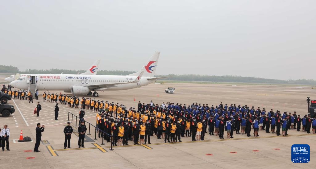 CyberScamWatch's tweet photo. CAMBODIA/CHINA: 130 people deported to China after being detained in raids on online scam sites. https://t.co/sxjfttlEwi https://t.co/DfGffFTb1K