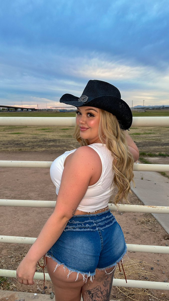 Holly 😇 tweet media