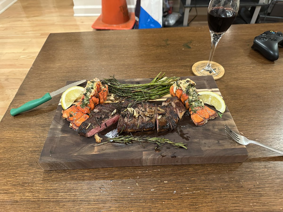 JackKnauf13's tweet photo. Shoutout the dime on YouTube who taught me how to cook lobster #surfnturf https://t.co/HnJetXmCrT