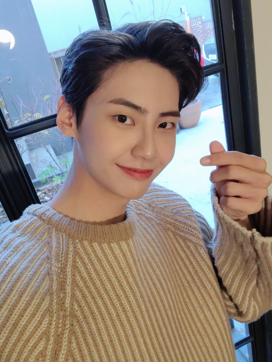LJH_official's tweet photo. [📸]

길목진 친구 구함! 😃
나랑 학식 먹으러 갈래?!🍚🍣🍙

#이진혁 #LEEJINHYUK https://t.co/zLFkgDPIPW
