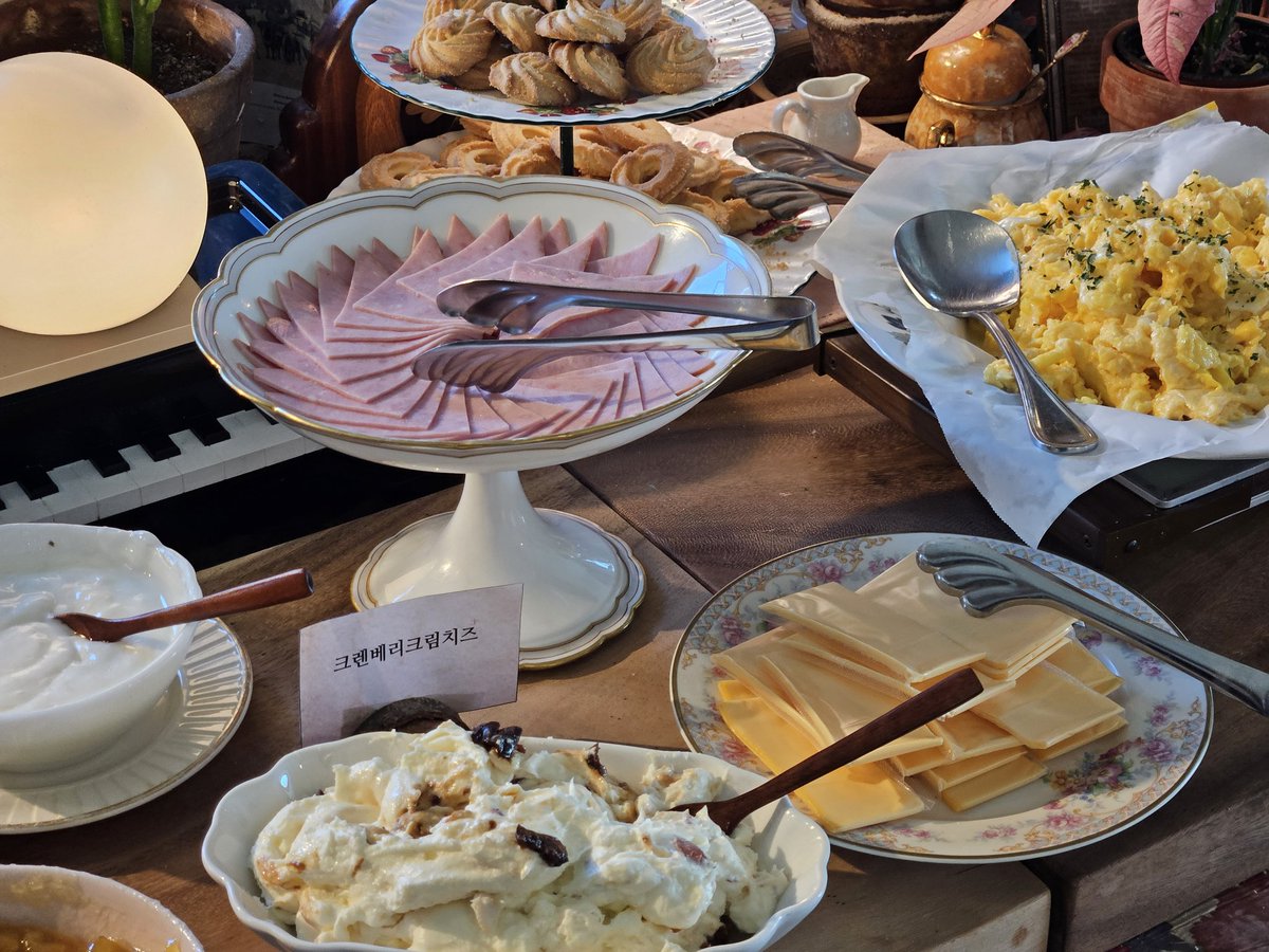 〰️ 동네 맛집 살리기 운동 3탄... 〰️
그니까 이게 14,000원짜리 가정식 브런치 뷔페라고요?
넘 좋다.........