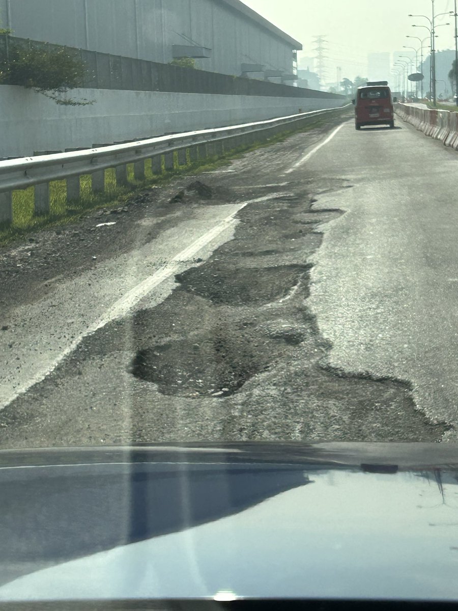 ajaqhamid's tweet photo. @JKR_KLANG @Roadcare_HQ @JKRSelangor Jalan dari Aman Perdana Klang ke Klang Sentral - byk lubang besar2 bahaya to motosikal waktu malam https://t.co/cX1Egc7U2Y