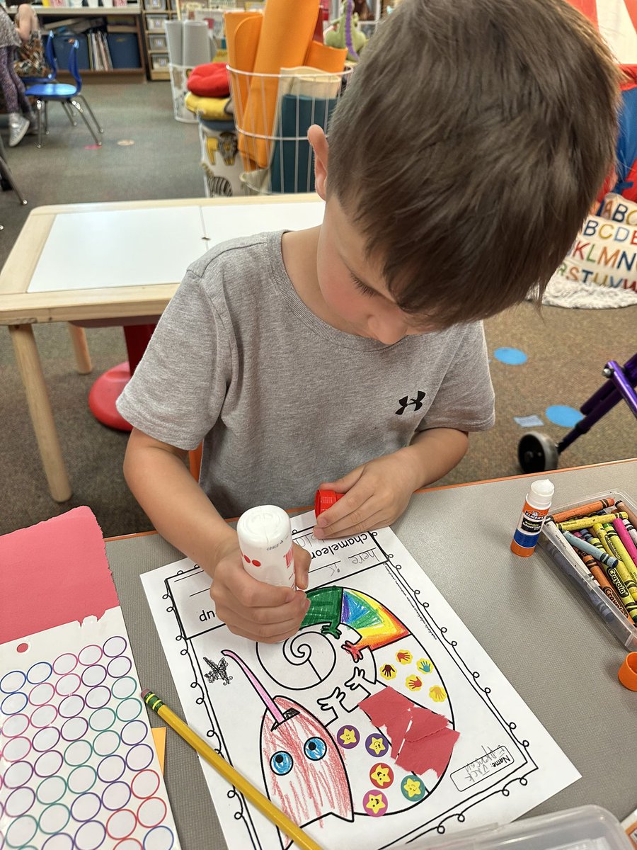 KinderWithMsG's tweet photo. This week, our Author Study is introducing us to all new books by Eric Carle! Today we read “The Mixed-Up Chameleon,” and made our own mixed-up chameleon designs!
#HMEproud #MelissaSchools @melissaisd https://t.co/6od8OLO56g