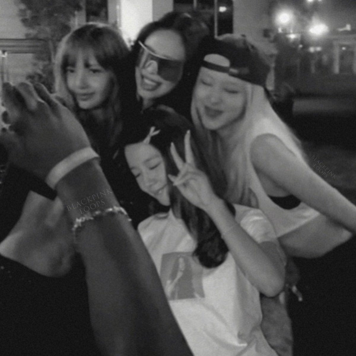 queweaconbpink's tweet photo. NO PUEDE SER, BILLBOARD DIJO LO QUE TODOS PENSAMOS, ES TRISTE PERO REAL 😭

— “la reunión de Coachella, sin JISOO, es lo más cerca que blink ha estado de ver a la banda reunida en más de un año.” https://t.co/XBvxsauDUA