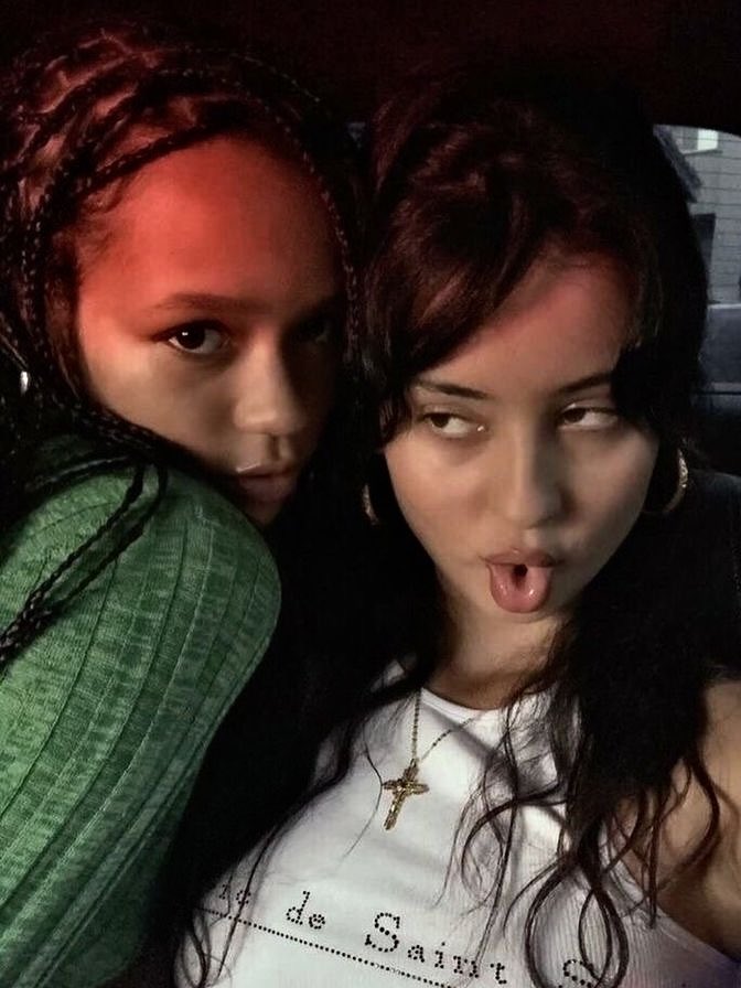 rowansarchivex's tweet photo. same duo different font <3 #amandlastenberg #rowanblanchard #taylorrussell #alexademie https://t.co/5IZd5u190I