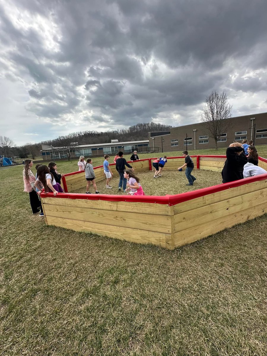 barrydlee1's tweet image. 🏃‍♂️Did you know as part of our “Get Movin Casey,” @CaseyCoSchools has installed Gaga Ball pits for our students?  

These pits go along with our new playgrounds installed last year to benefit our students.   
#getmovinCasey
