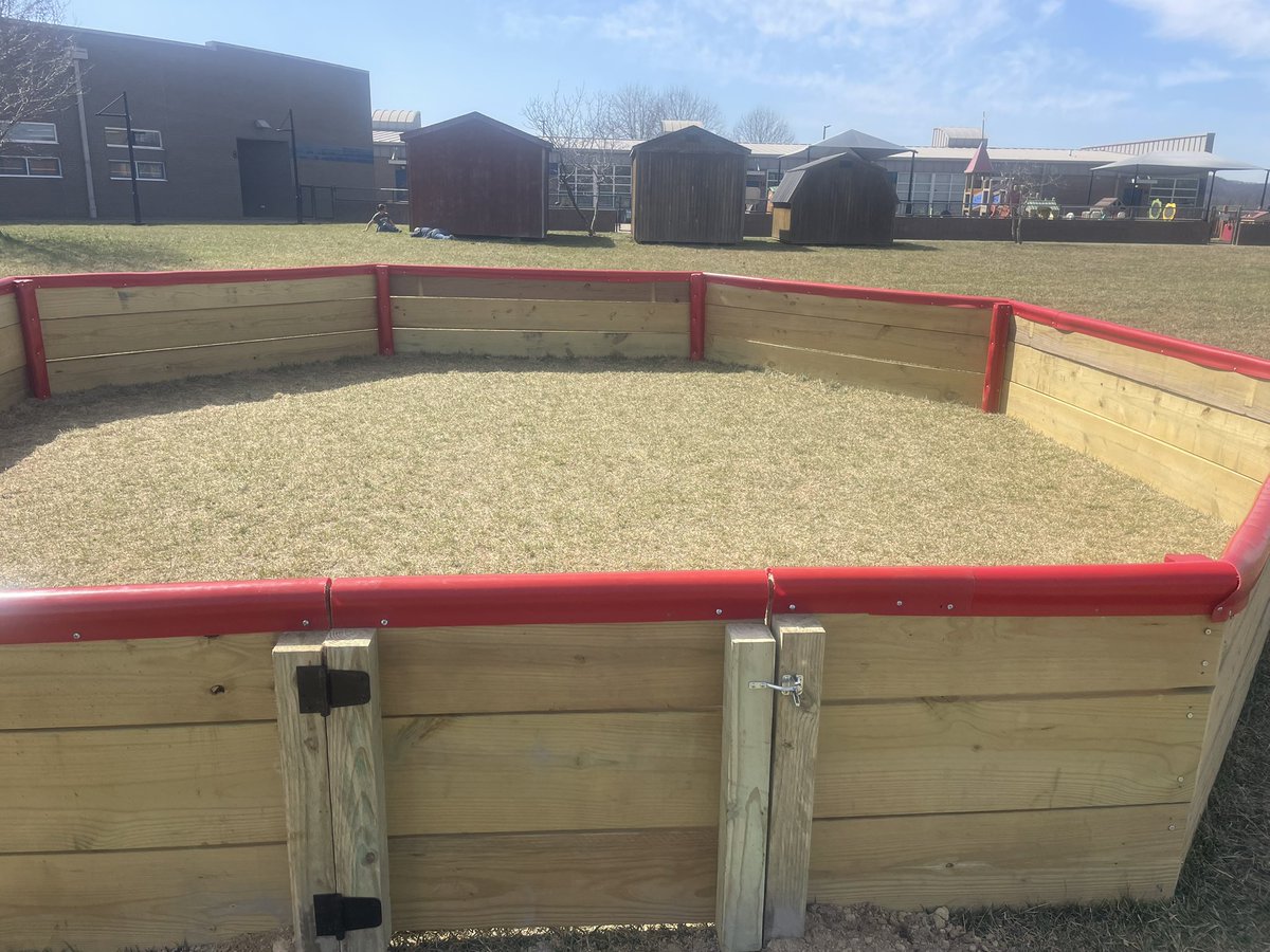 barrydlee1's tweet image. 🏃‍♂️Did you know as part of our “Get Movin Casey,” @CaseyCoSchools has installed Gaga Ball pits for our students?  

These pits go along with our new playgrounds installed last year to benefit our students.   
#getmovinCasey