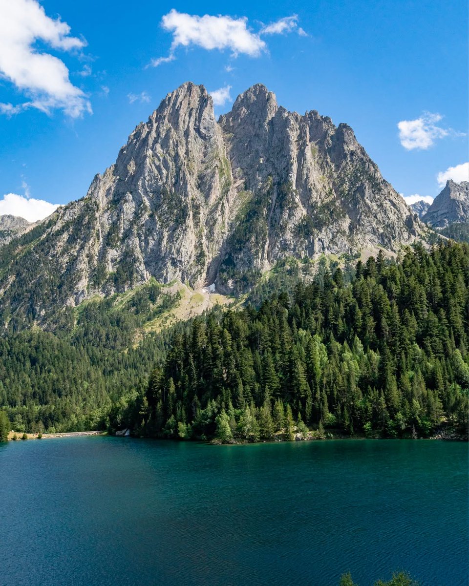 IrinaColette's tweet photo. Nature's masterpiece unfolds before our eyes. The towering mountains reflect strength and beauty, while the calm waters invite peace and serenity. #Mountains #Nature #Adventure https://t.co/heaOJoQI2A