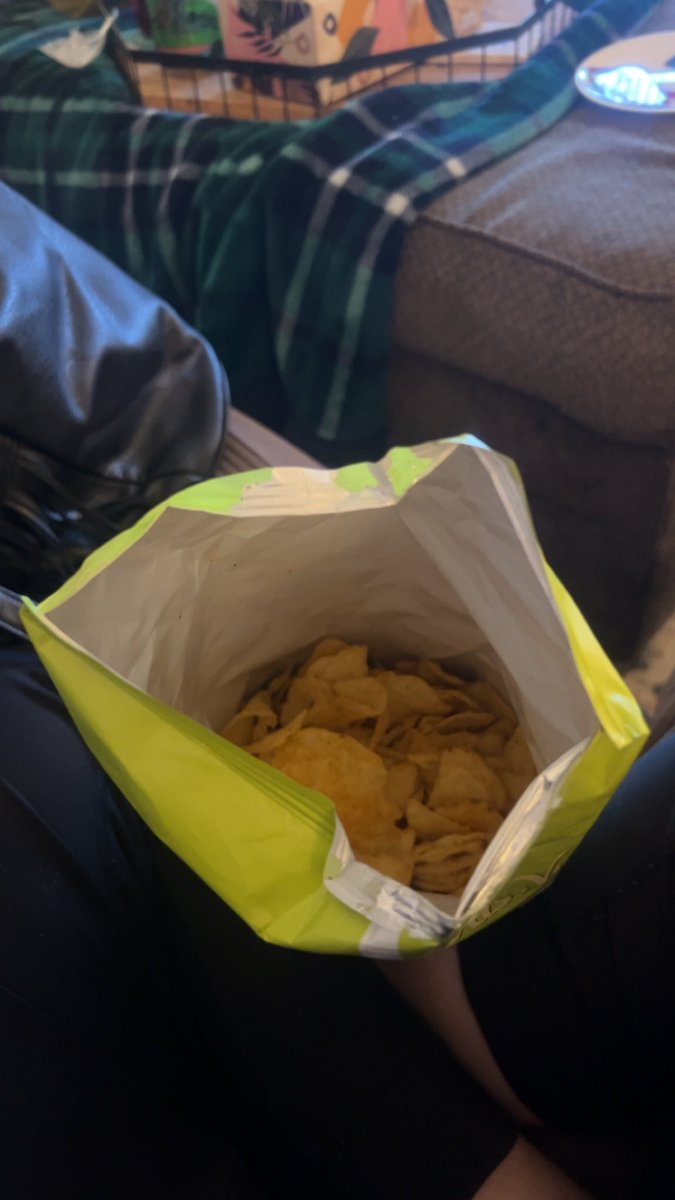 kfurey_'s tweet photo. Dear @missvickiesus .... what in the world is this disaster of a bag of chips? (PS this is freshly opened) https://t.co/G9dn9D74jh