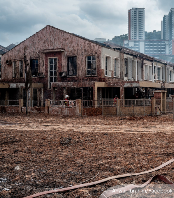 NewsBFM's tweet photo. Selangor is offering 100 temporary rental units at Pangsapuri Sri Suria, Kota Warisan, Sepang, to assist residents affected by the gas pipeline explosion in Putra Heights.

The units are priced at RM850 per month, inclusive of maintenance fees, for a six-month period.

🧵1 https://t.co/E7Lfx93u89