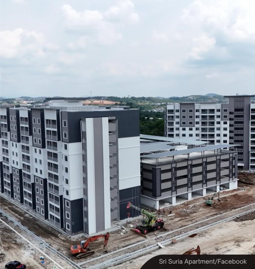 NewsBFM's tweet photo. Selangor is offering 100 temporary rental units at Pangsapuri Sri Suria, Kota Warisan, Sepang, to assist residents affected by the gas pipeline explosion in Putra Heights.

The units are priced at RM850 per month, inclusive of maintenance fees, for a six-month period.

🧵1 https://t.co/E7Lfx93u89